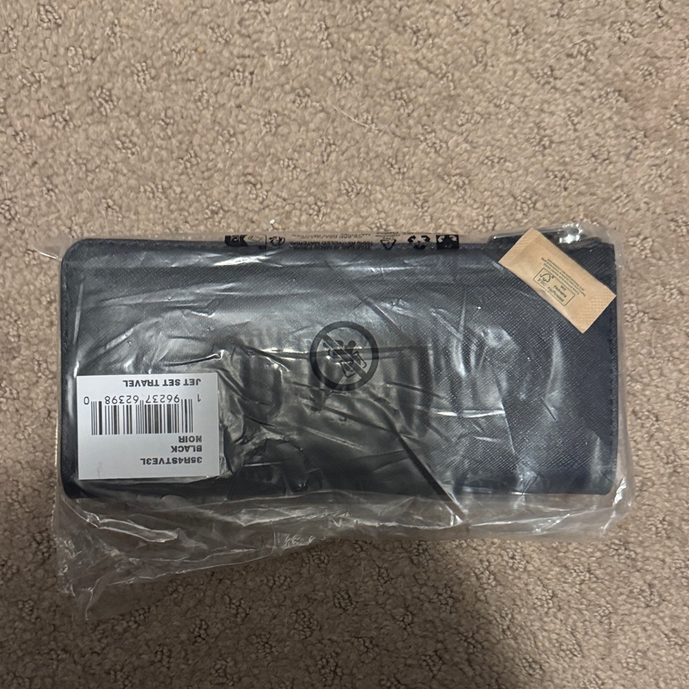 Michael Kors Elegant Black Clutch - Picture 2 of 3